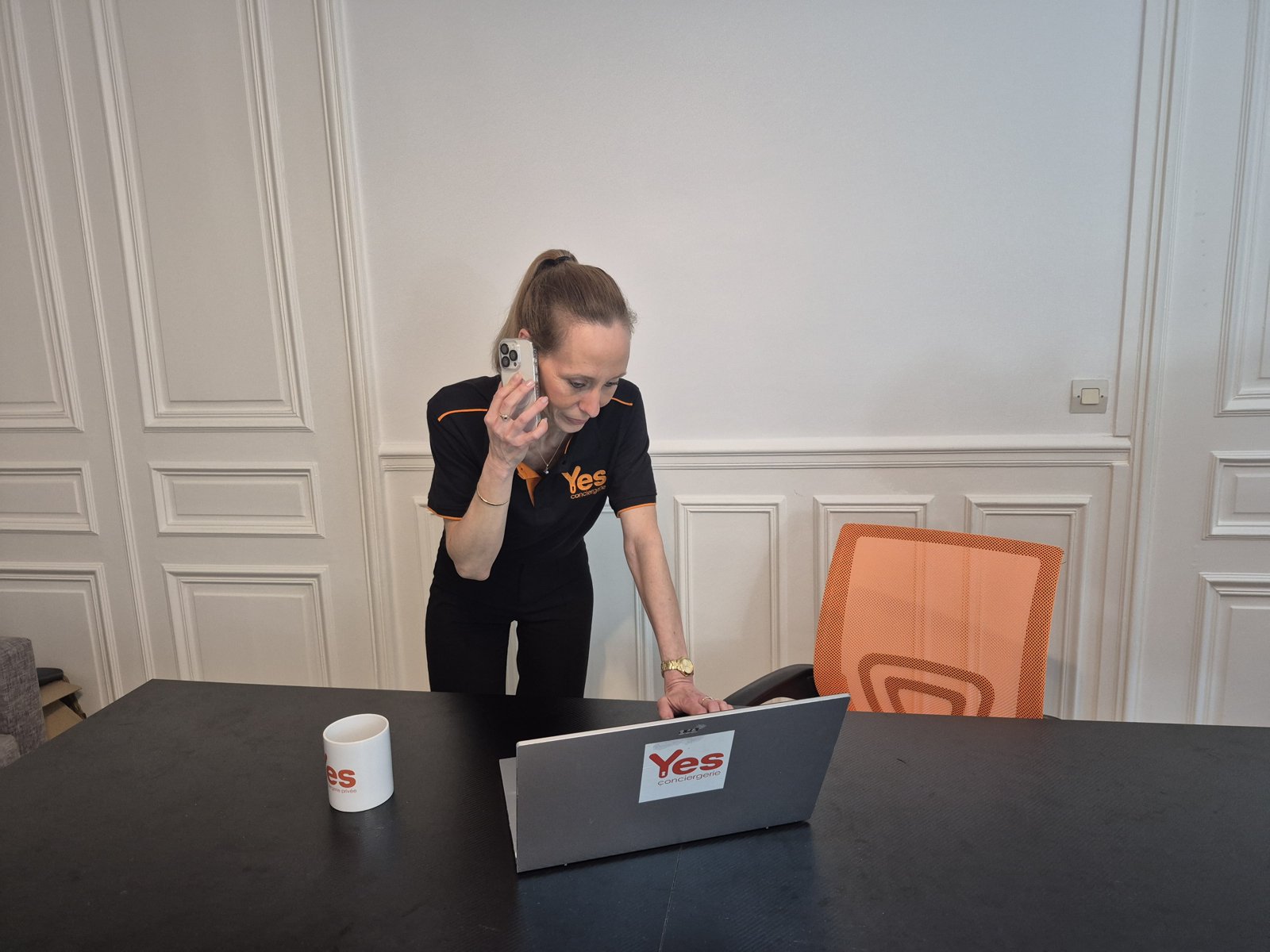 Conseillère Yes Conciergerie au téléphone avec un voyageur