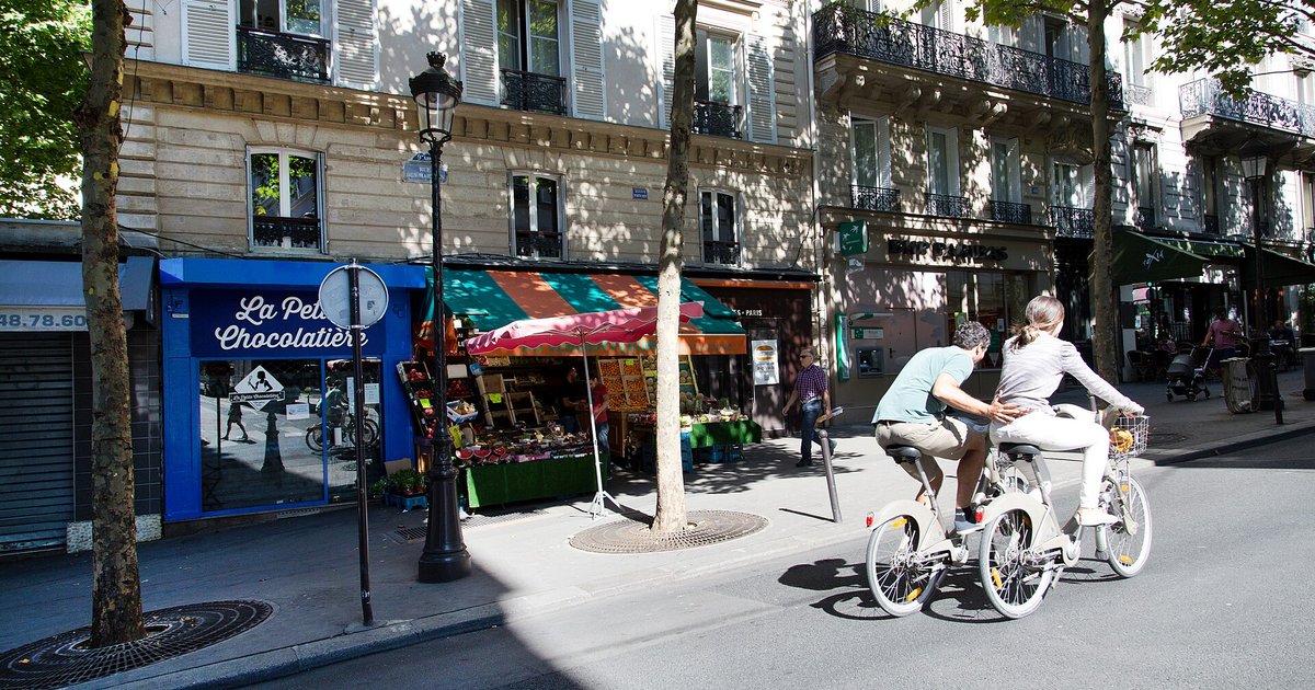 Commerces et terrasses de la rue des Martyrs, dans le 9e arrondissement de Paris