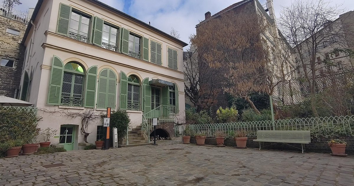 Cour pavée et maison aux volets verts du musée de la Vie romantique, rue Chaptal, dans le 9e arrondissement de Paris